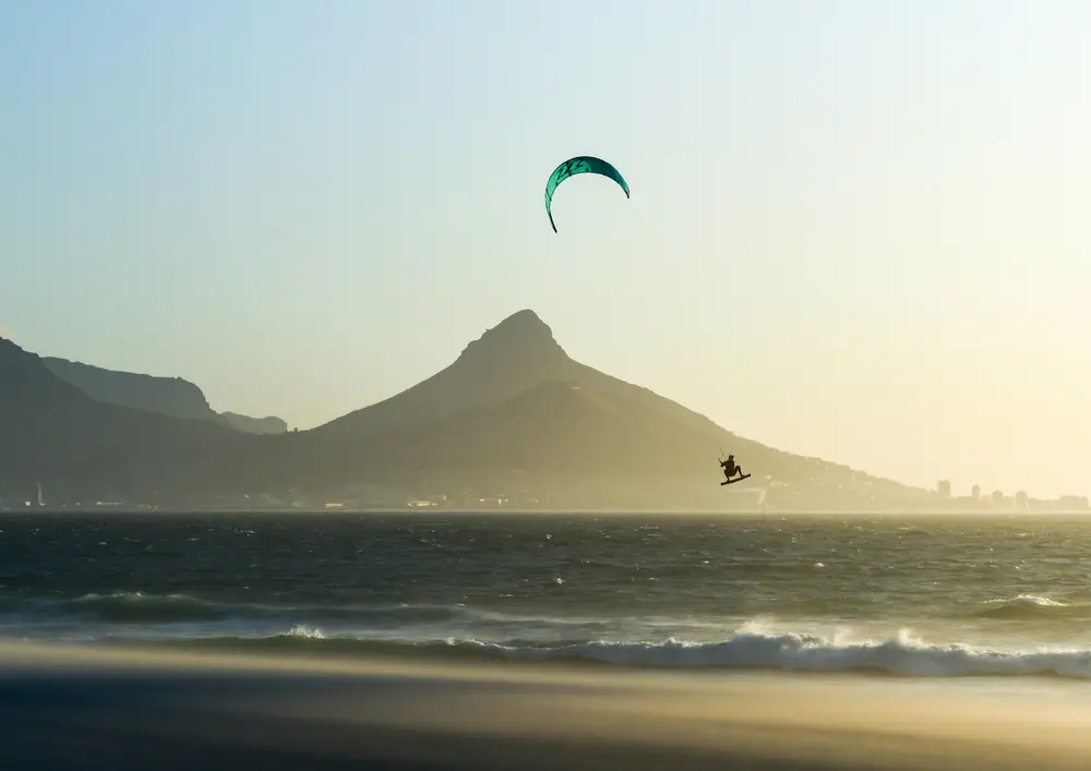 Kitesurfeur en plein saut devant Lion's Head au Cap, spot de kitesurf emblématique