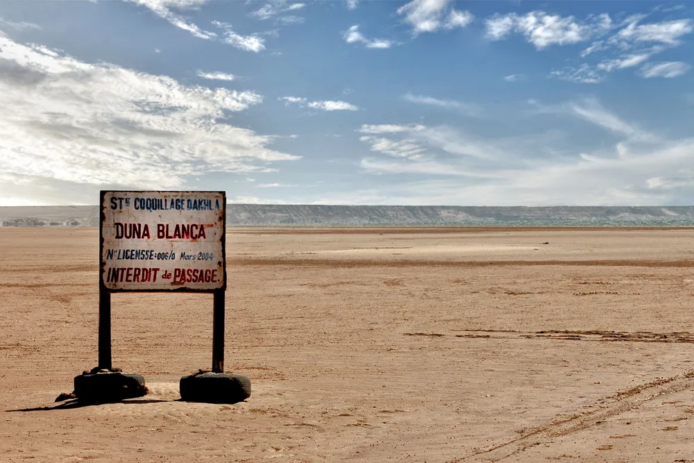 Panneau Duna Blanca planté dans le désert à Dakhla