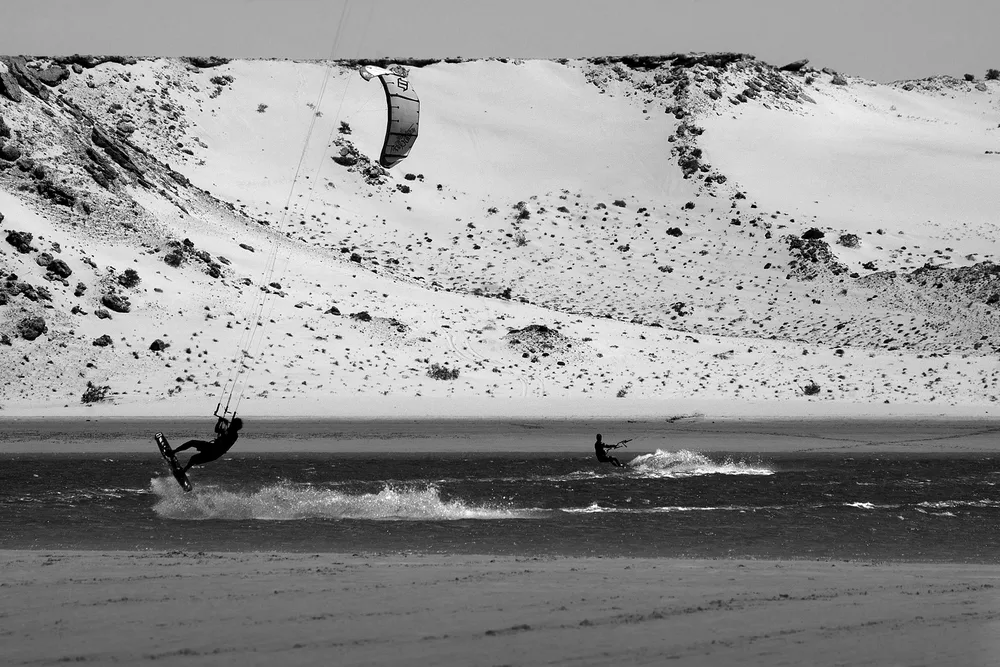 Kitesurfeur en plein saut sur la lagune de Dakhla, photo en noir et blanc