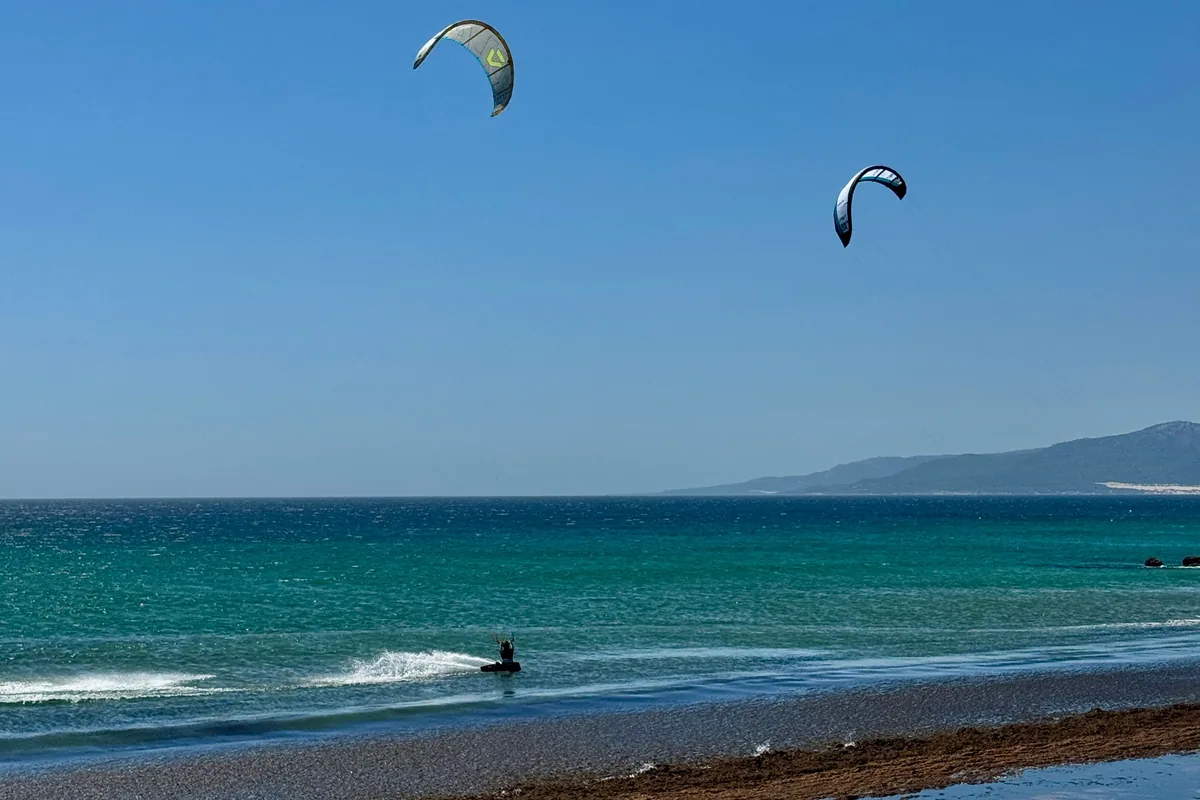 Kitesurfeurs sur la baie turquoise de Tarifa, côte de Cádiz