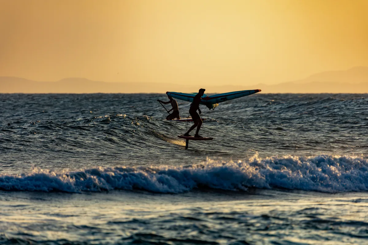 Fin de session wing foil au coucher de soleil