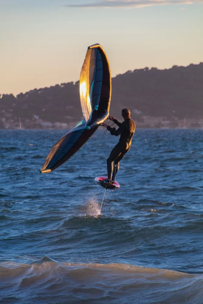 Fin de session wing foil au coucher de soleil en décembre