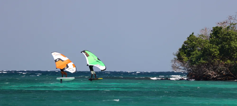 Wing foil sur un lagon tropical en décembre