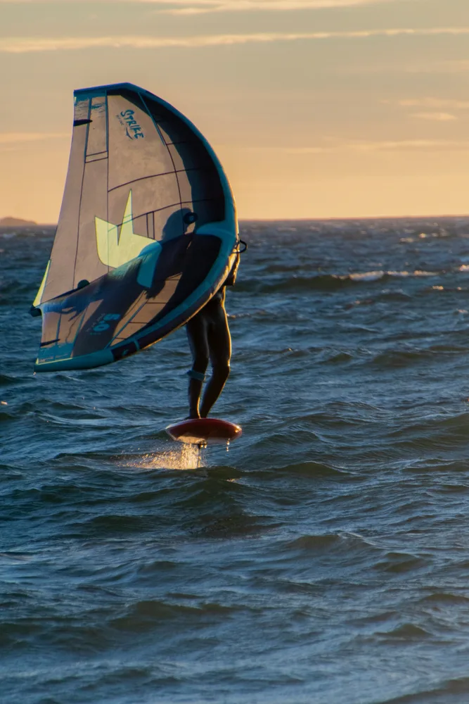 Fin de session wing foil au coucher de soleil en février