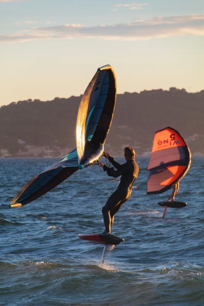 Fin de session wing foil au coucher de soleil en janvier