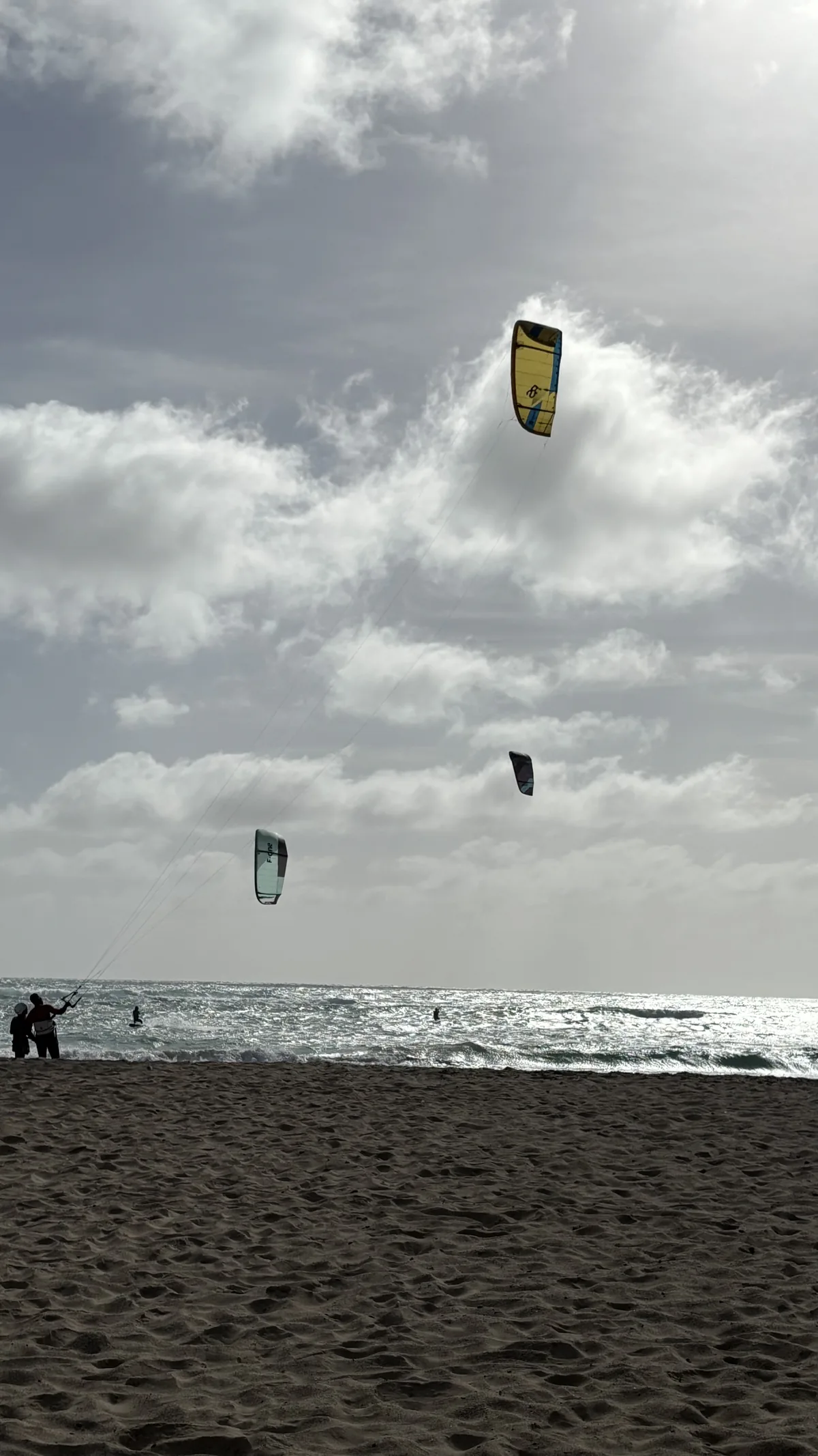 Kitesurf sur une plage de Boa Vista, Cap-Vert