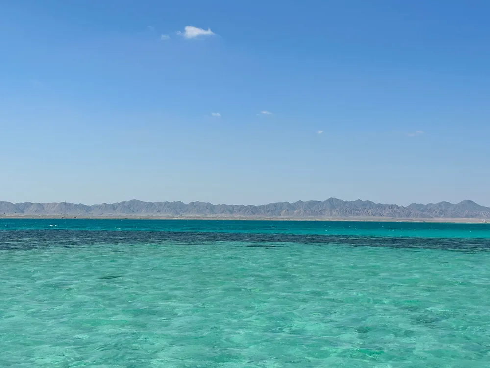 Lagon turquoise de la mer Rouge et montagnes du désert égyptien au large d'El Gouna