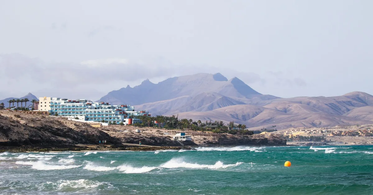 Côte de Costa Calma à Fuerteventura, vagues et montagnes de Jandía