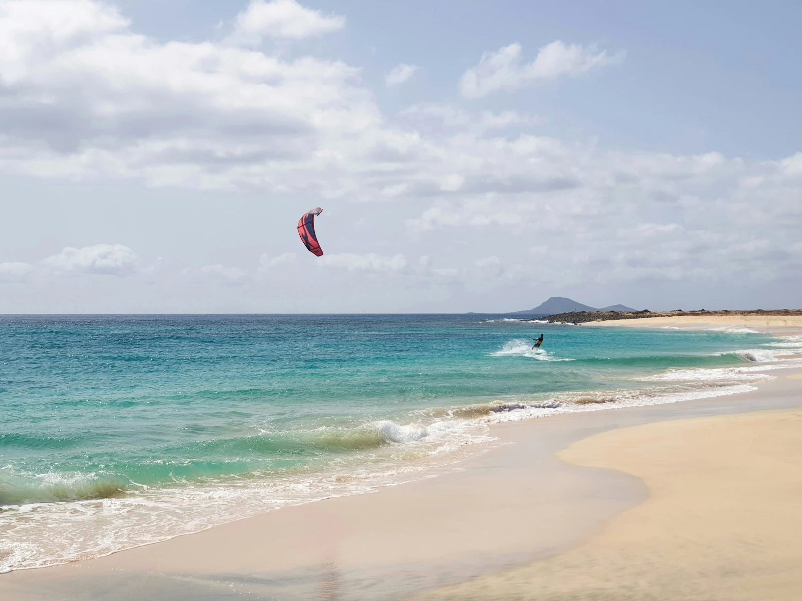 Kitesurf sur une plage de Sal, Cap-Vert