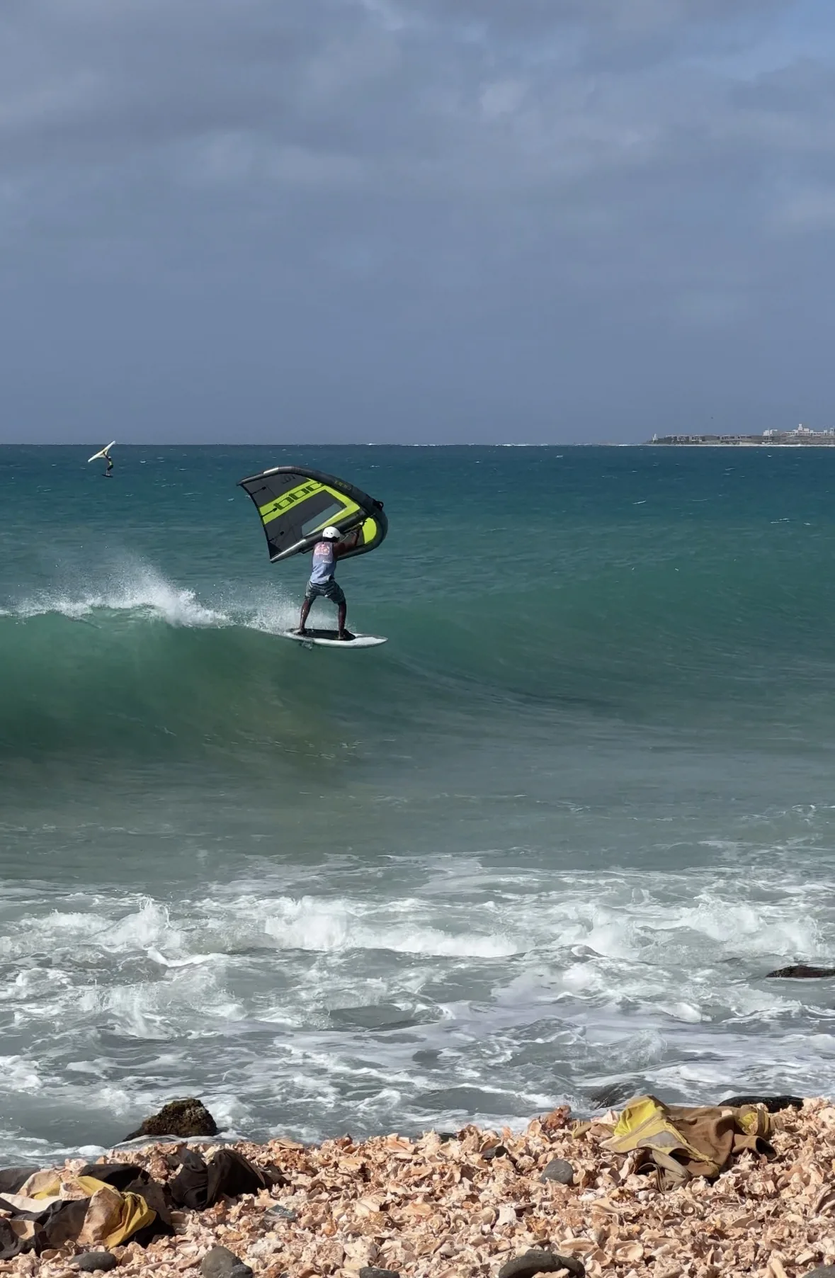 Wing foil dans la vague à Sal, Cap-Vert