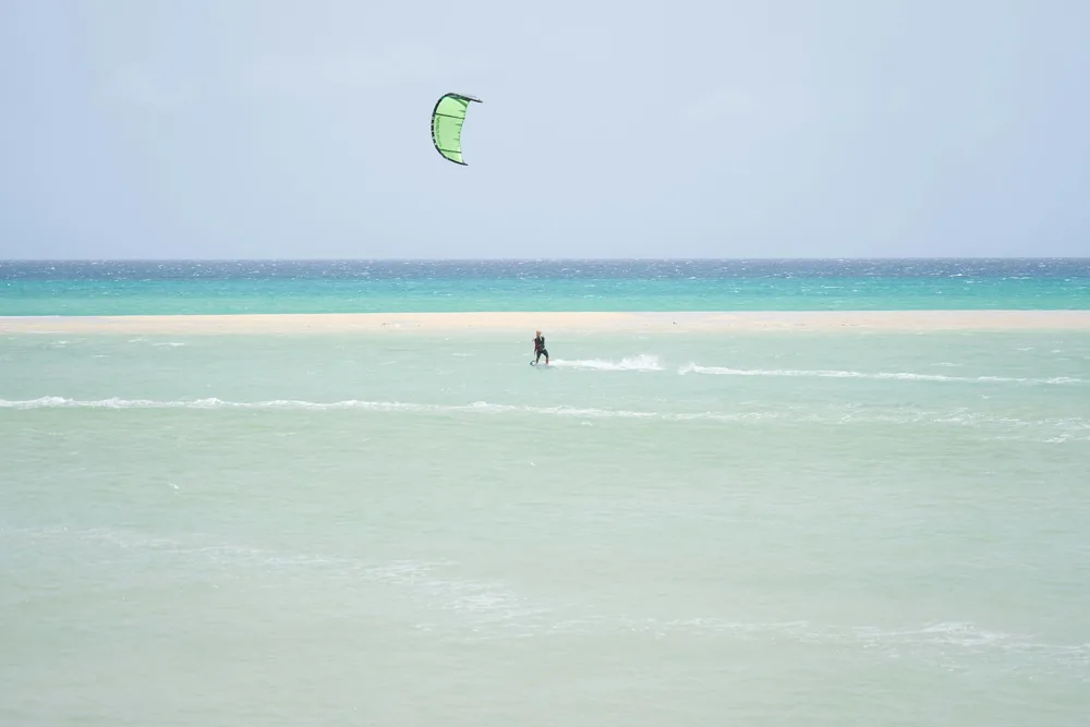 Kitesurfeur dans la lagune de Sotavento à Fuerteventura