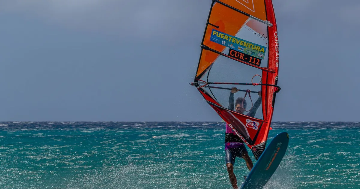 Windsurfeur en action à Sotavento, Fuerteventura, voile aux couleurs de l'île