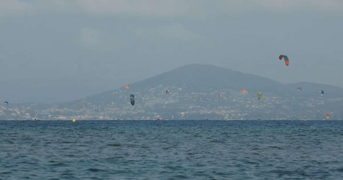 Nombreux kitesurfeurs par vent fort sur la Méditerranée française