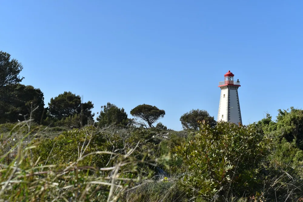 Le phare du cap Leucate sur sa falaise, Aude