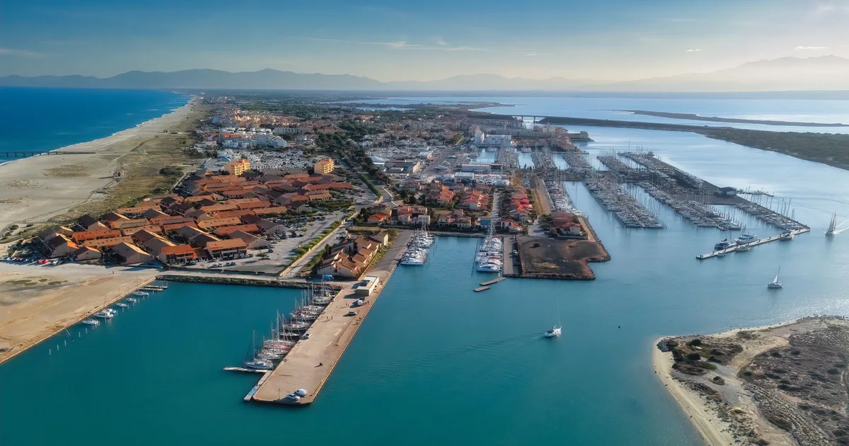 Vue aérienne de Port Leucate, entre la mer et l'étang de Leucate